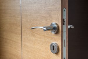 Drzwi szeroko otwarte – drzwi Porta do mieszkań Warszawa