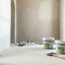 Kiedy zaczynać tynki i posadzki: praktyczny poradnik z uwzględnieniem kolejności i warunków schnięcia