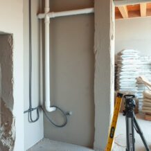 Instalacje przed tynkami czy odwrotnie – jak uniknąć typowych błędów i zaplanować kolejność prac?