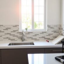 Czy montować najpierw blat czy okładzinę ściany w kuchni – praktyczne zasady i typowe błędy przy kolejności prac