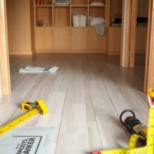 Kiedy montować drzwi i podłogi podczas remontu, by uniknąć uszkodzeń i niepotrzebnego bałaganu