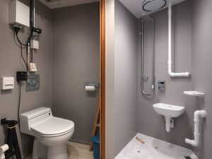 Czy najpierw instalować hydraulikę czy elektrykę w łazience – praktyczne wskazówki i typowe błędy przy planowaniu prac
